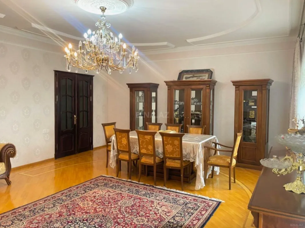 Satılır 4 otaqlı mənzil 140 m²