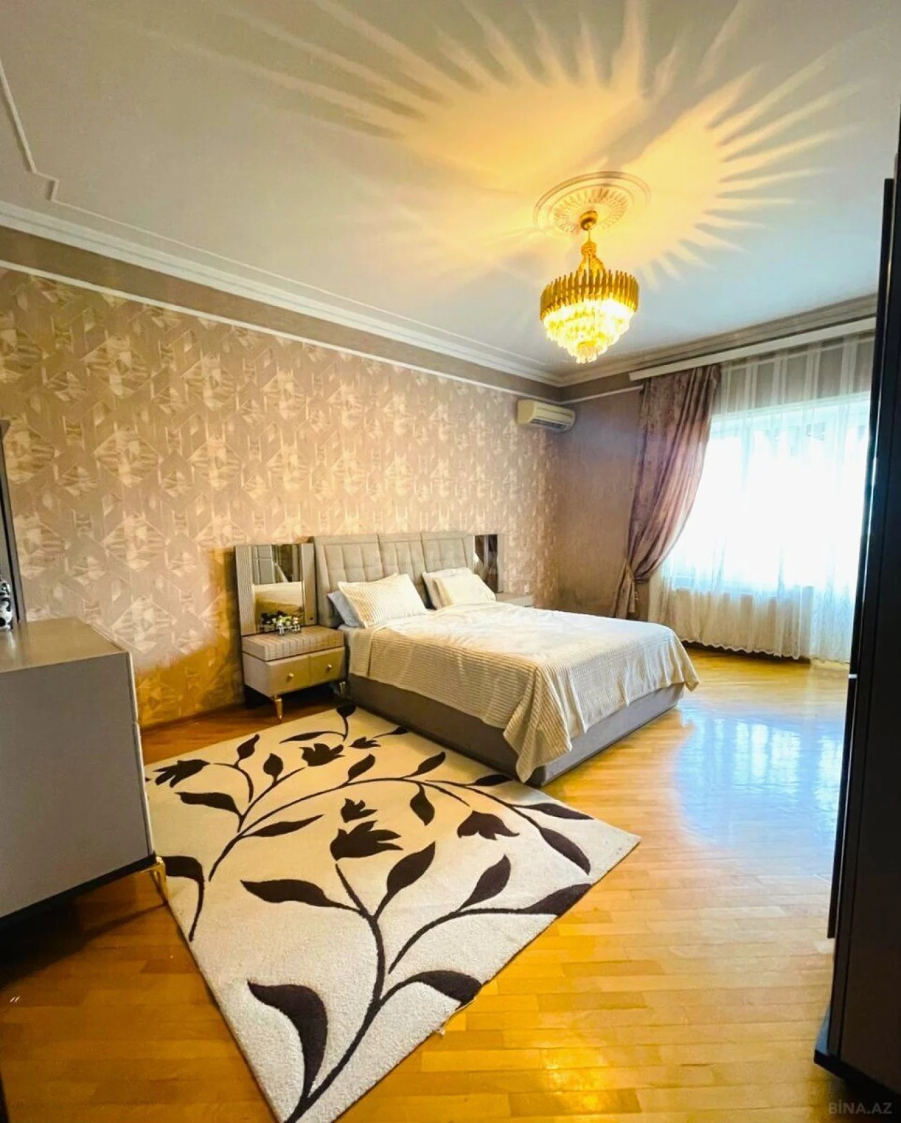 Satılır 4 otaqlı mənzil 140 m²