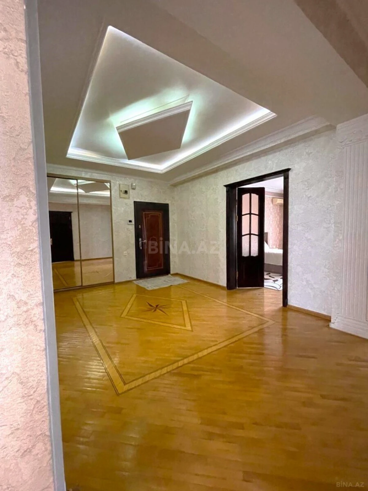 Satılır 4 otaqlı mənzil 140 m²