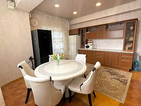 Satılır 4 otaqlı mənzil 140 m²