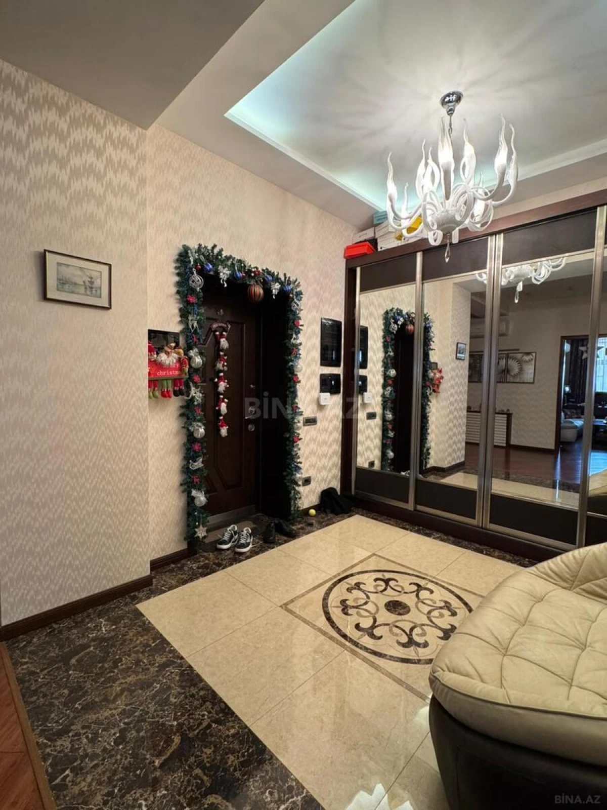 Satılır 7 otaqlı mənzil 370 m²