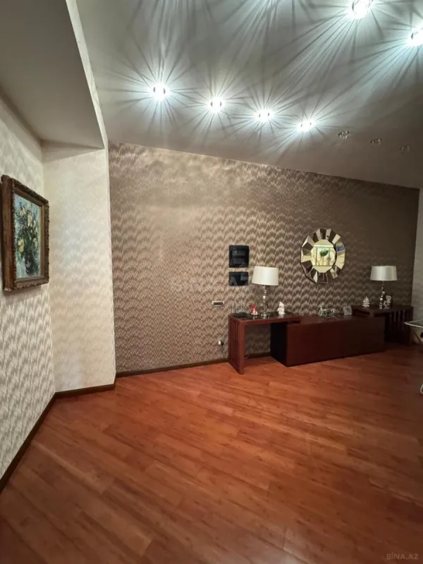 Satılır 7 otaqlı mənzil 370 m²