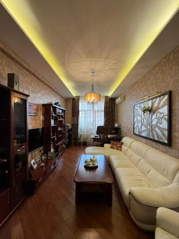 Satılır 7 otaqlı mənzil 370 m²