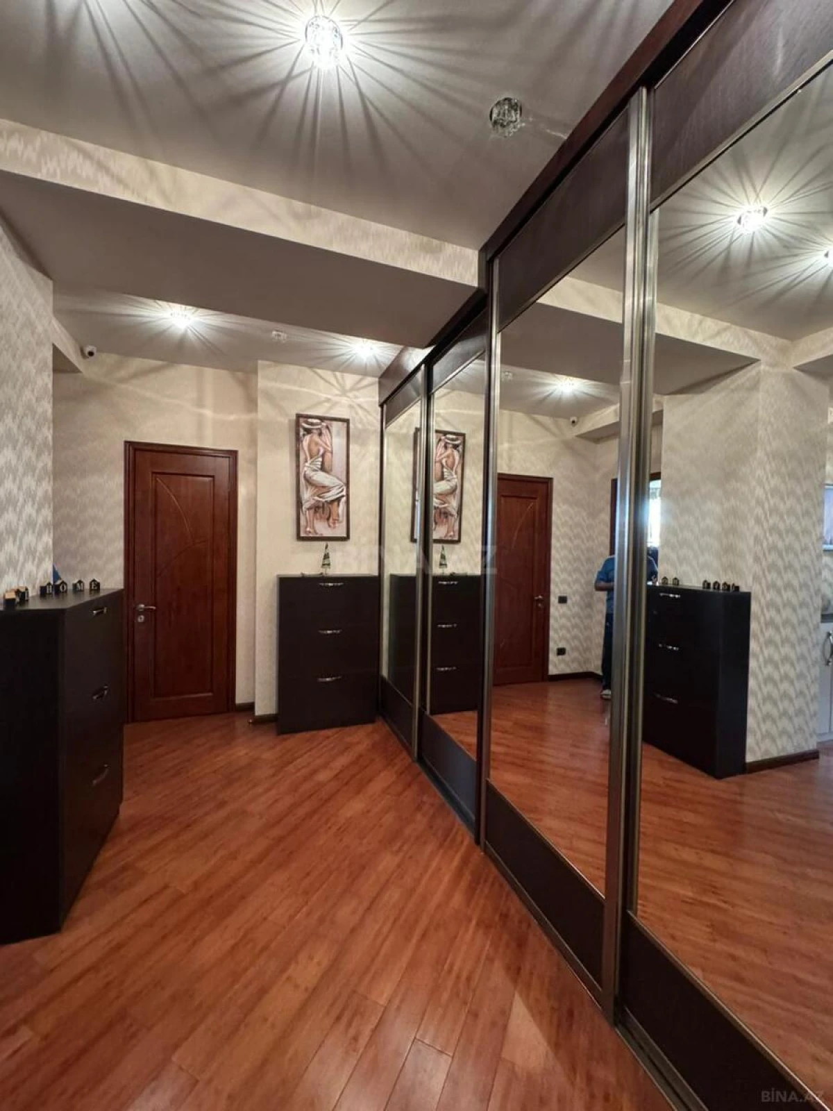 Satılır 7 otaqlı mənzil 370 m²