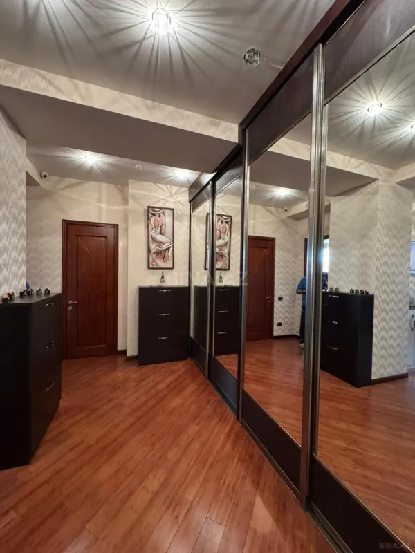 Satılır 7 otaqlı mənzil 370 m²