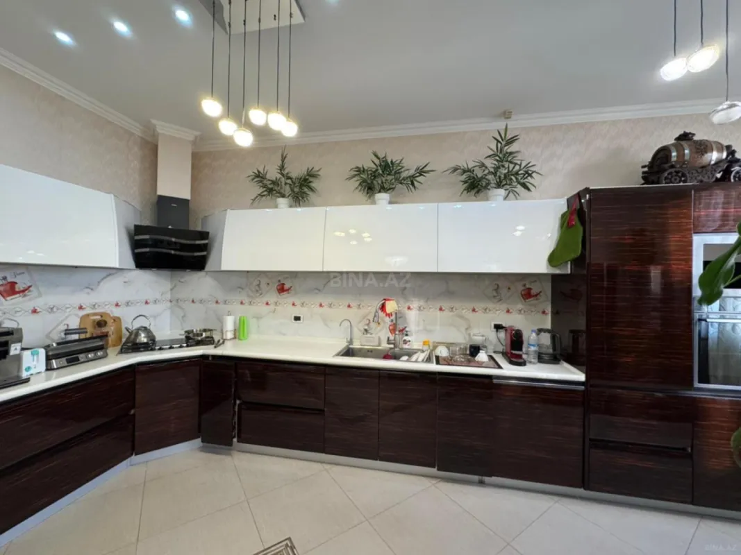 Satılır 7 otaqlı mənzil 370 m²