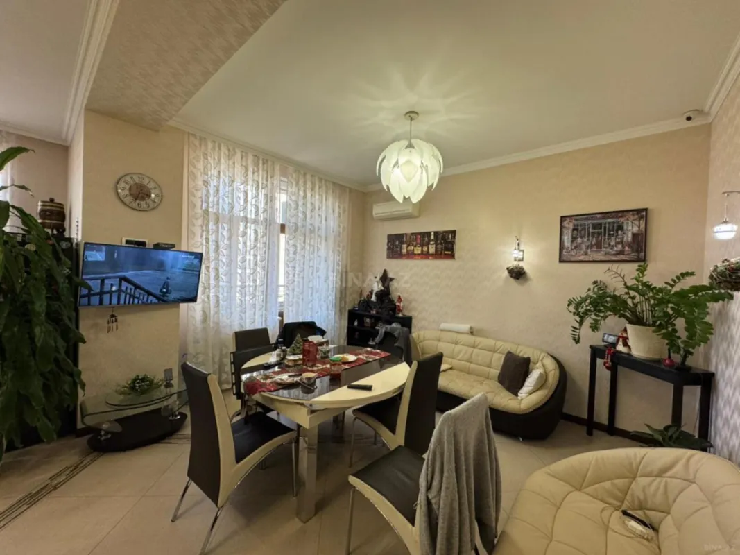 Satılır 7 otaqlı mənzil 370 m²