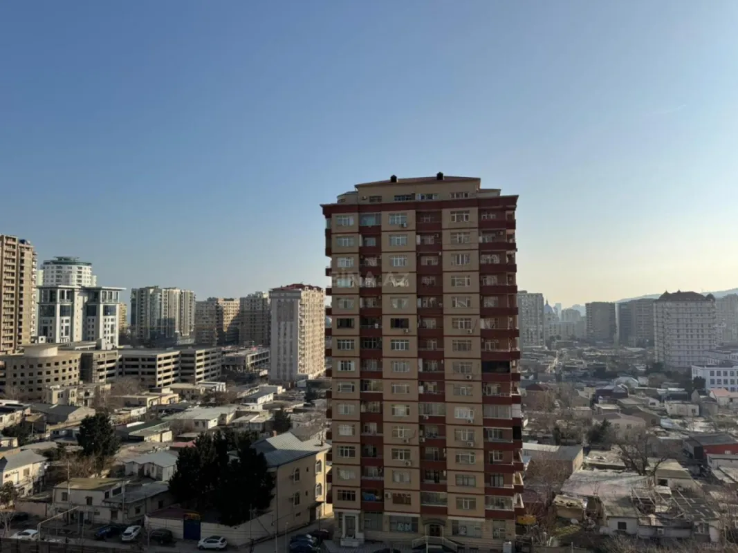 Satılır 7 otaqlı mənzil 370 m²