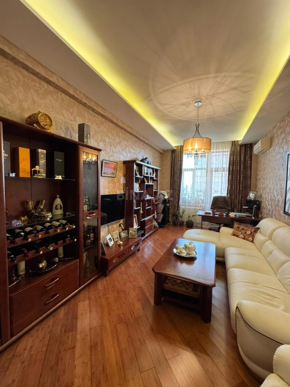 Satılır 7 otaqlı mənzil 370 m²
