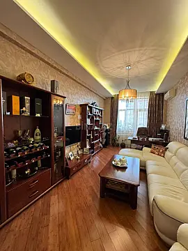Satılır 7 otaqlı mənzil 370 m²