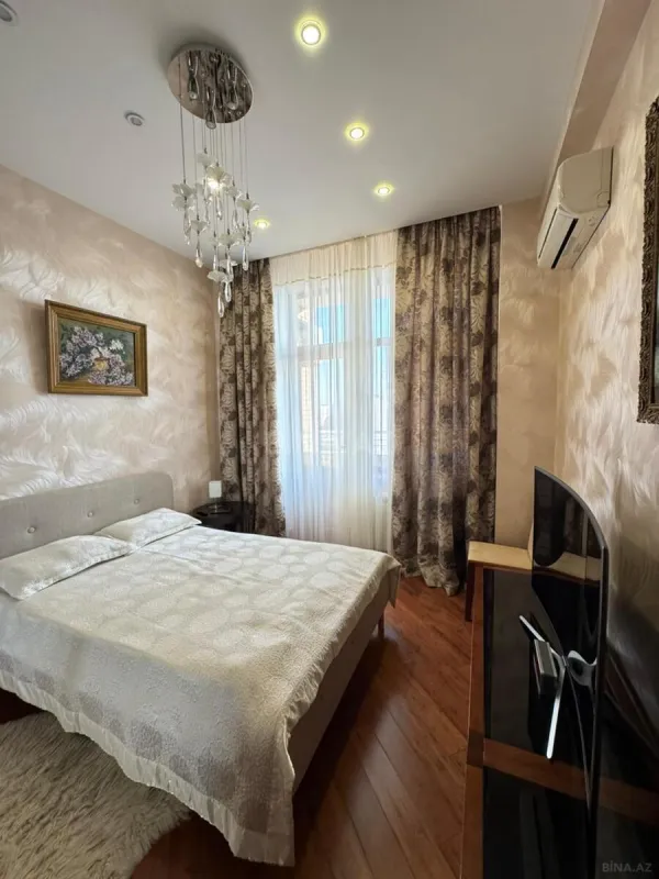 Satılır 7 otaqlı mənzil 370 m²