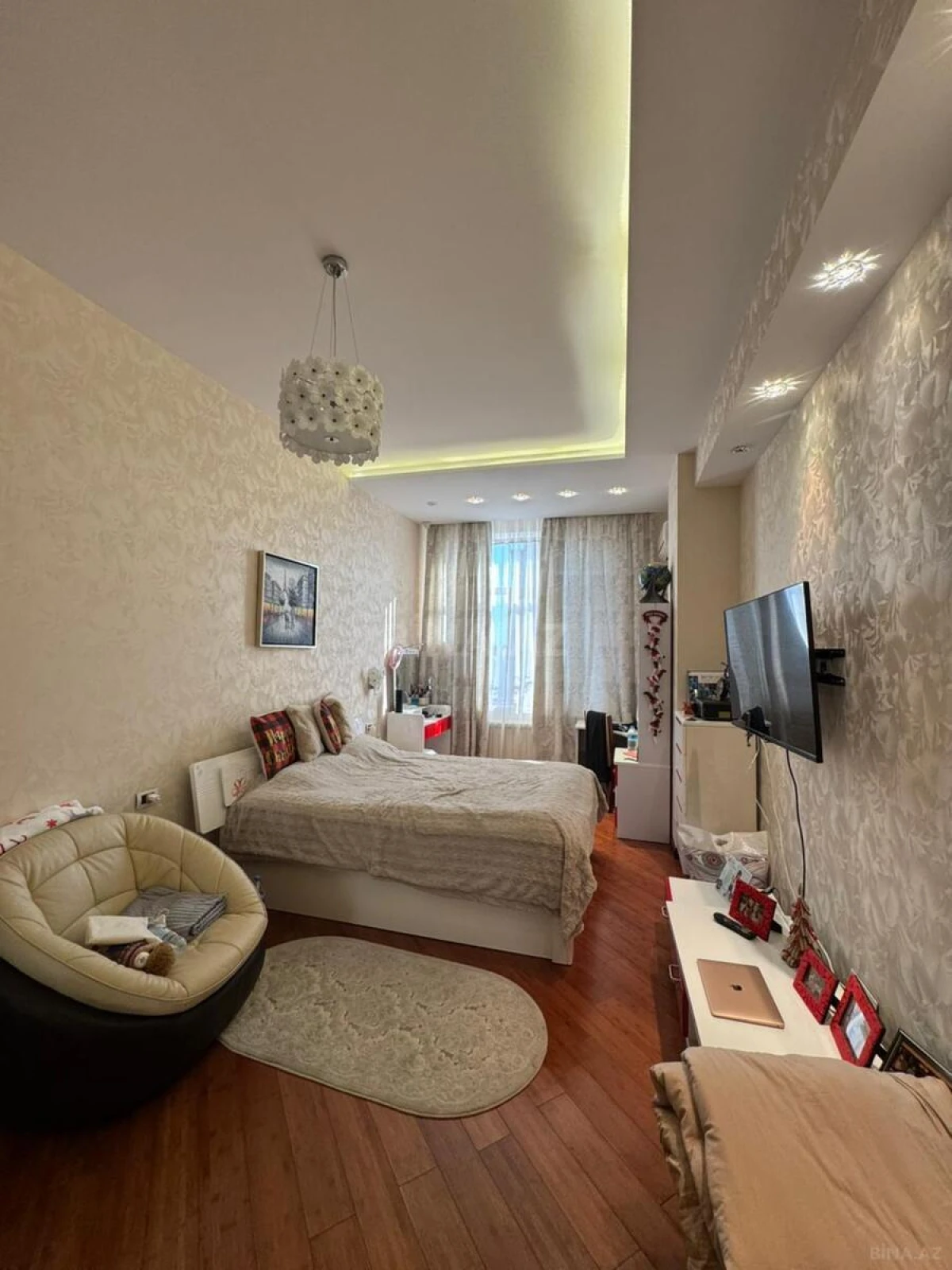 Satılır 7 otaqlı mənzil 370 m²