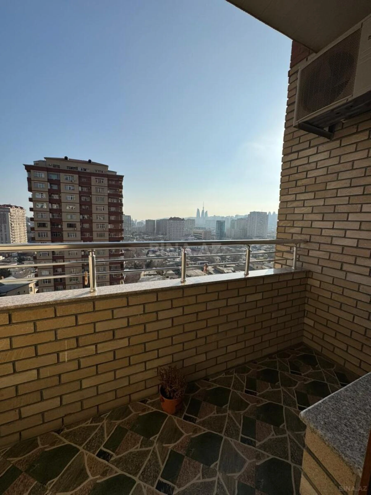 Satılır 7 otaqlı mənzil 370 m²