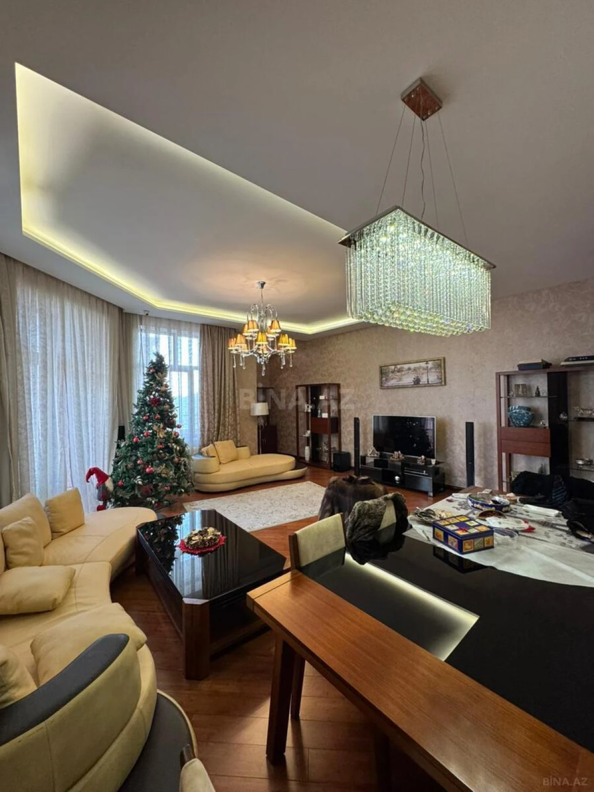 Satılır 7 otaqlı mənzil 370 m²