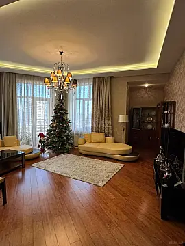 Satılır 7 otaqlı mənzil 370 m²