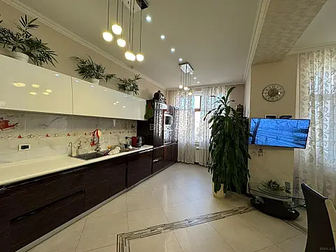 Satılır 7 otaqlı mənzil 370 m²