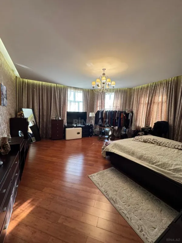 Satılır 7 otaqlı mənzil 370 m²