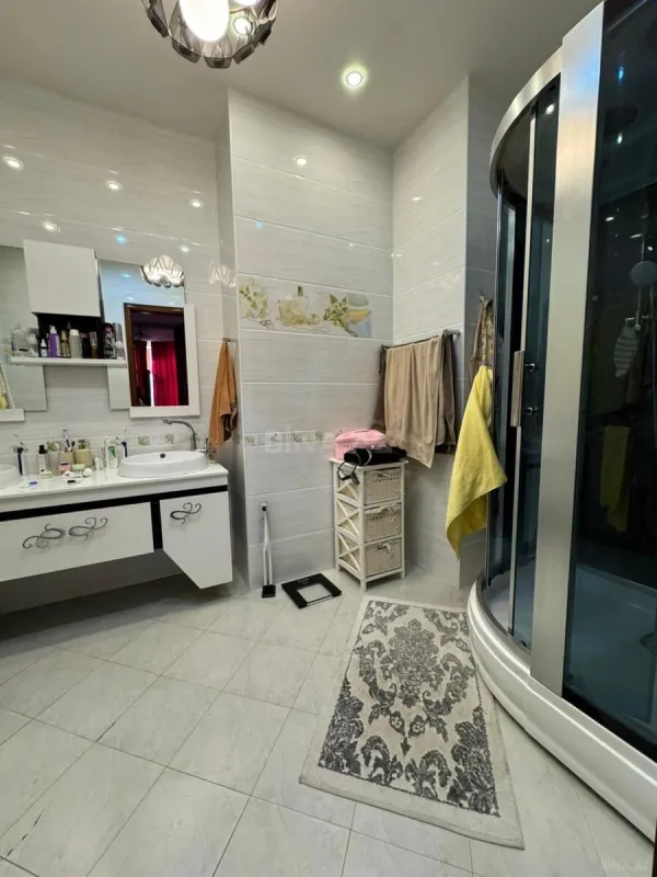 Satılır 7 otaqlı mənzil 370 m²