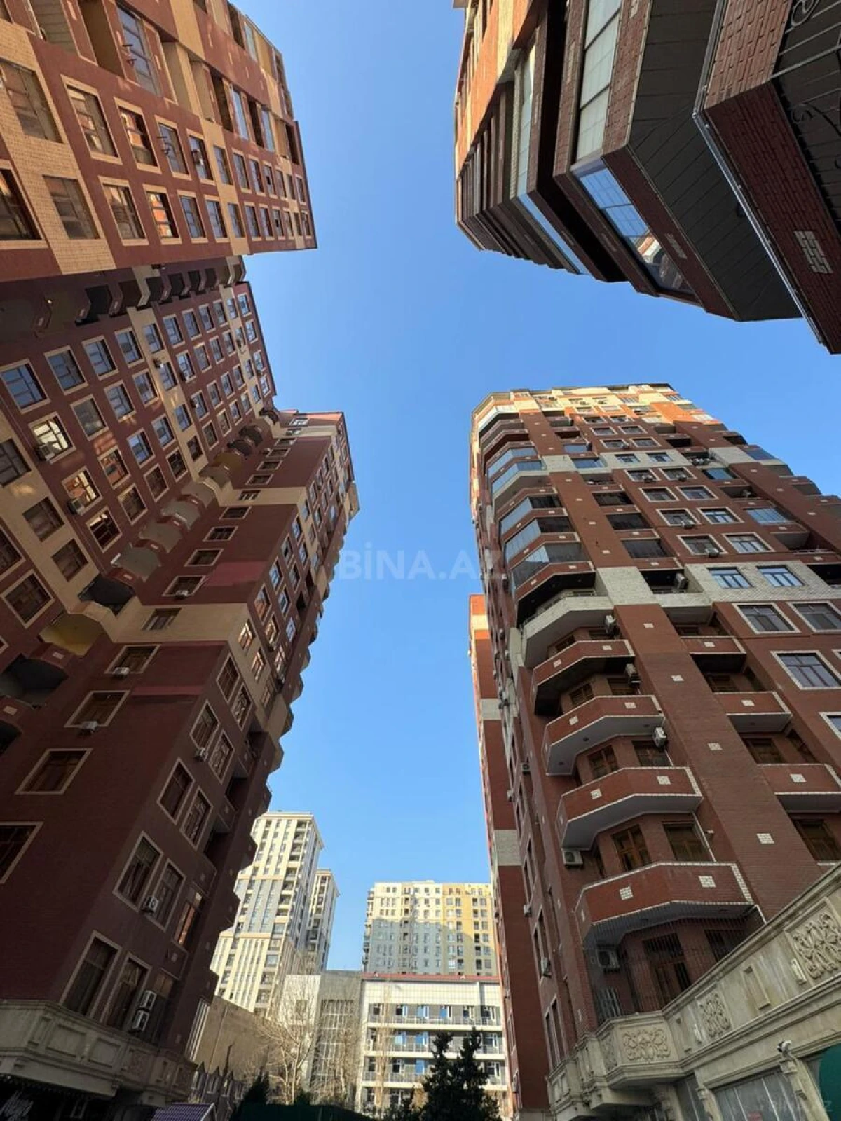 Satılır 7 otaqlı mənzil 370 m²