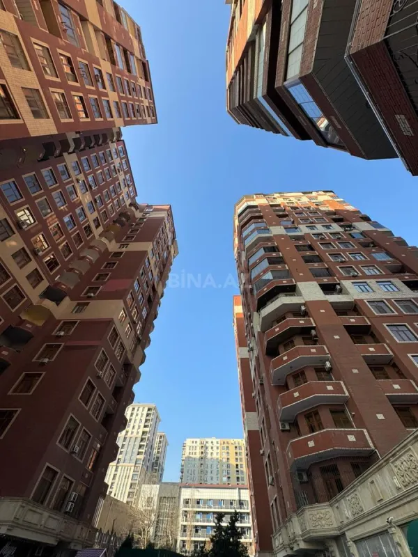 Satılır 7 otaqlı mənzil 370 m²
