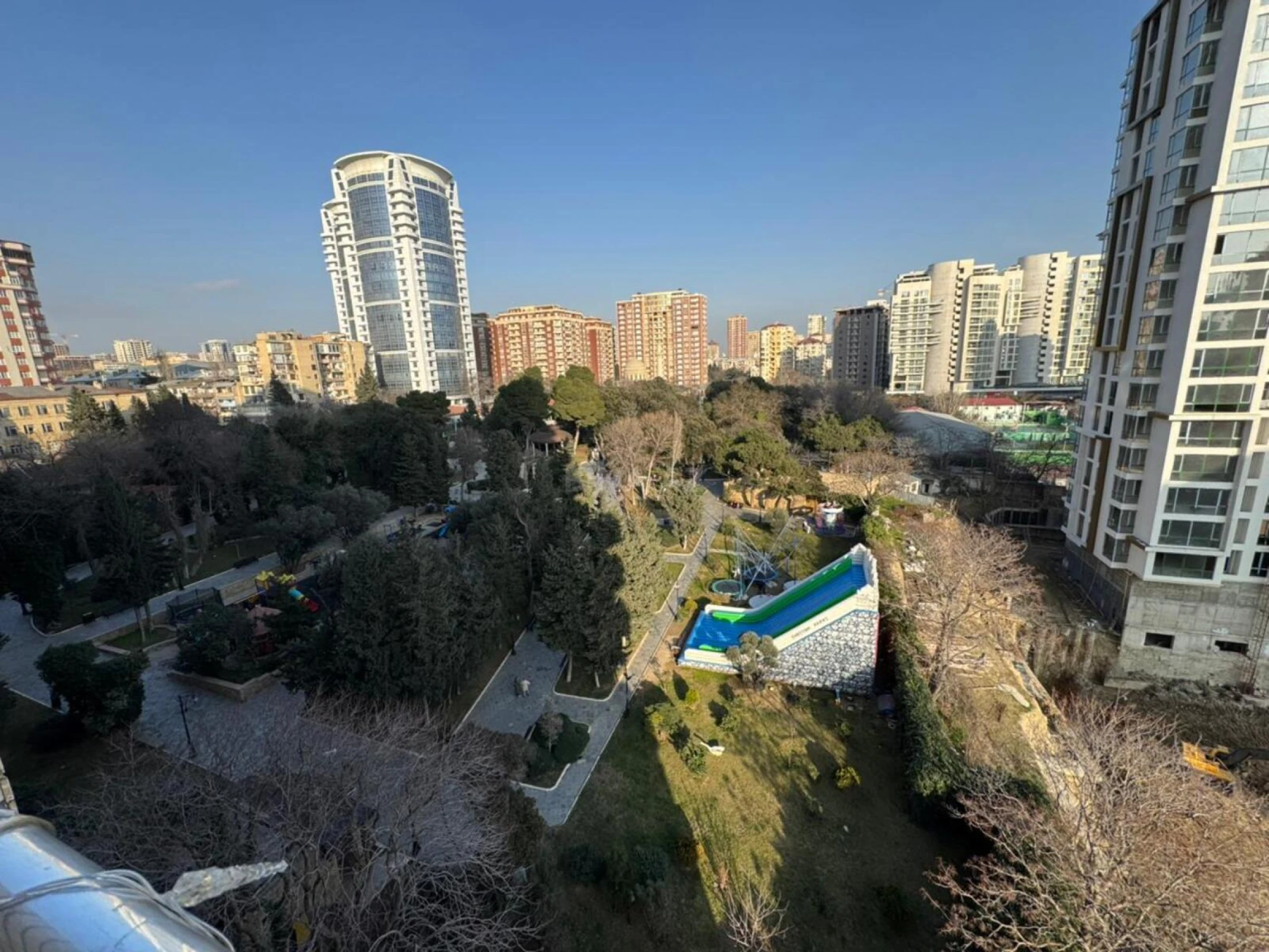 Satılır 7 otaqlı mənzil 370 m²