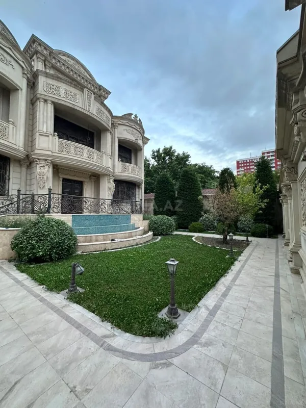Satılır 10 otaqlı həyət evi 1100 m²