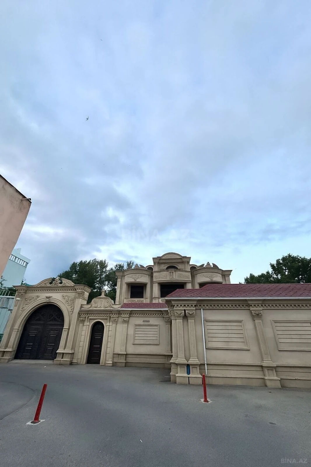 Satılır 10 otaqlı həyət evi 1100 m²