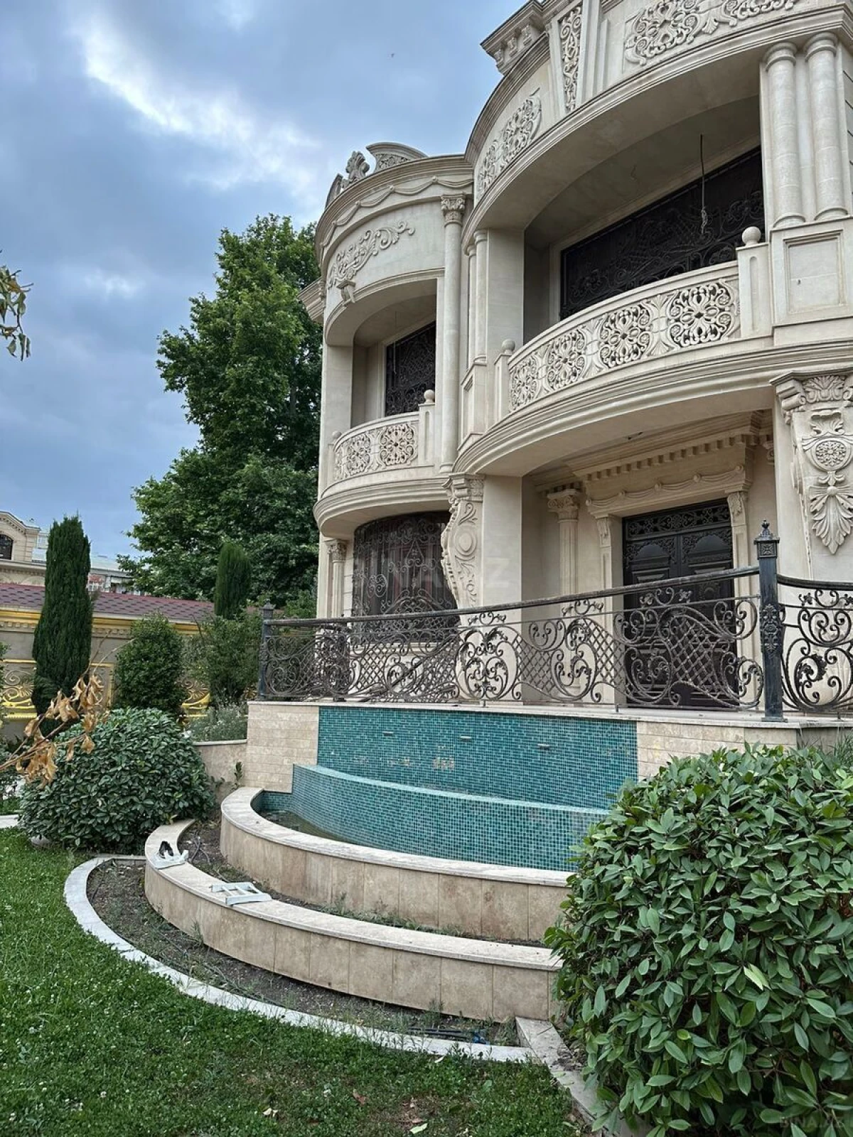 Satılır 10 otaqlı həyət evi 1100 m²