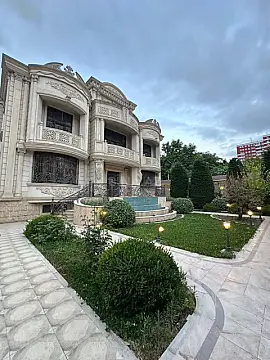 Satılır 10 otaqlı həyət evi 1100 m²