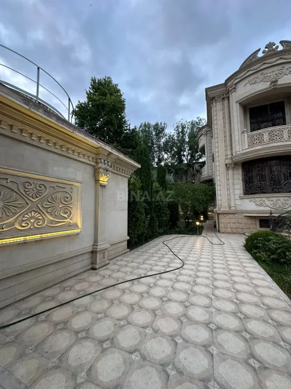 Satılır 10 otaqlı həyət evi 1100 m²