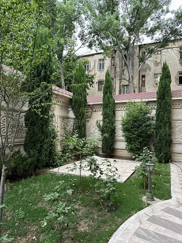 Satılır 10 otaqlı həyət evi 1100 m²