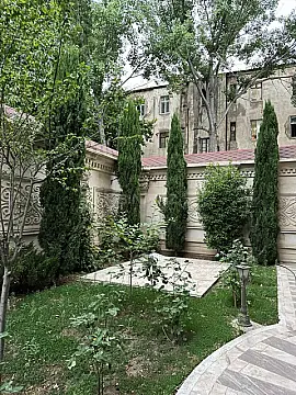 Satılır 10 otaqlı həyət evi 1100 m²