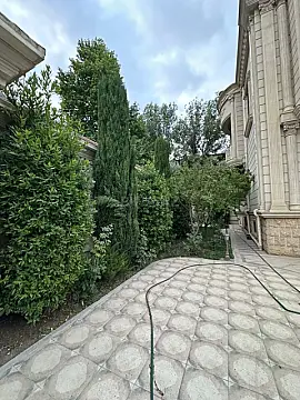 Satılır 10 otaqlı həyət evi 1100 m²
