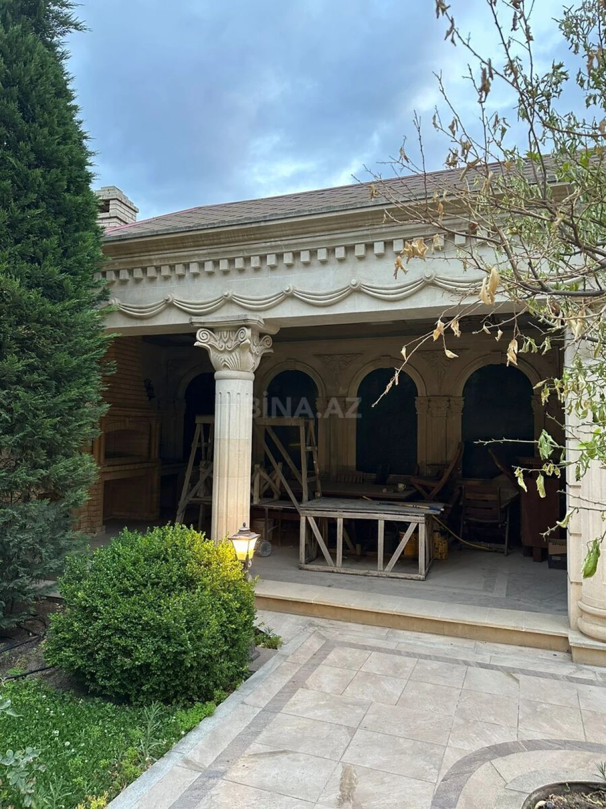 Satılır 10 otaqlı həyət evi 1100 m²