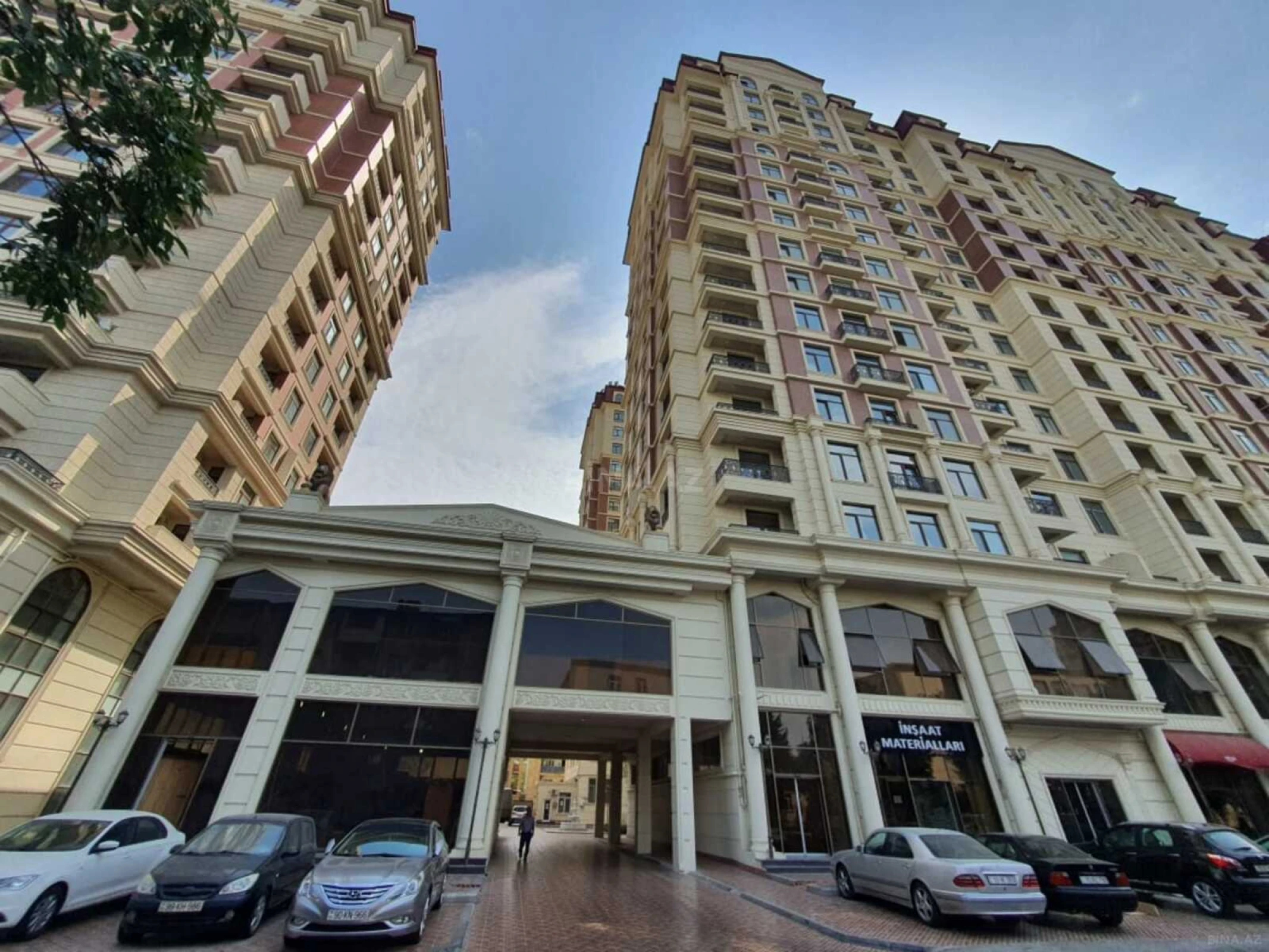 Satılır 4 otaqlı mənzil 205 m²