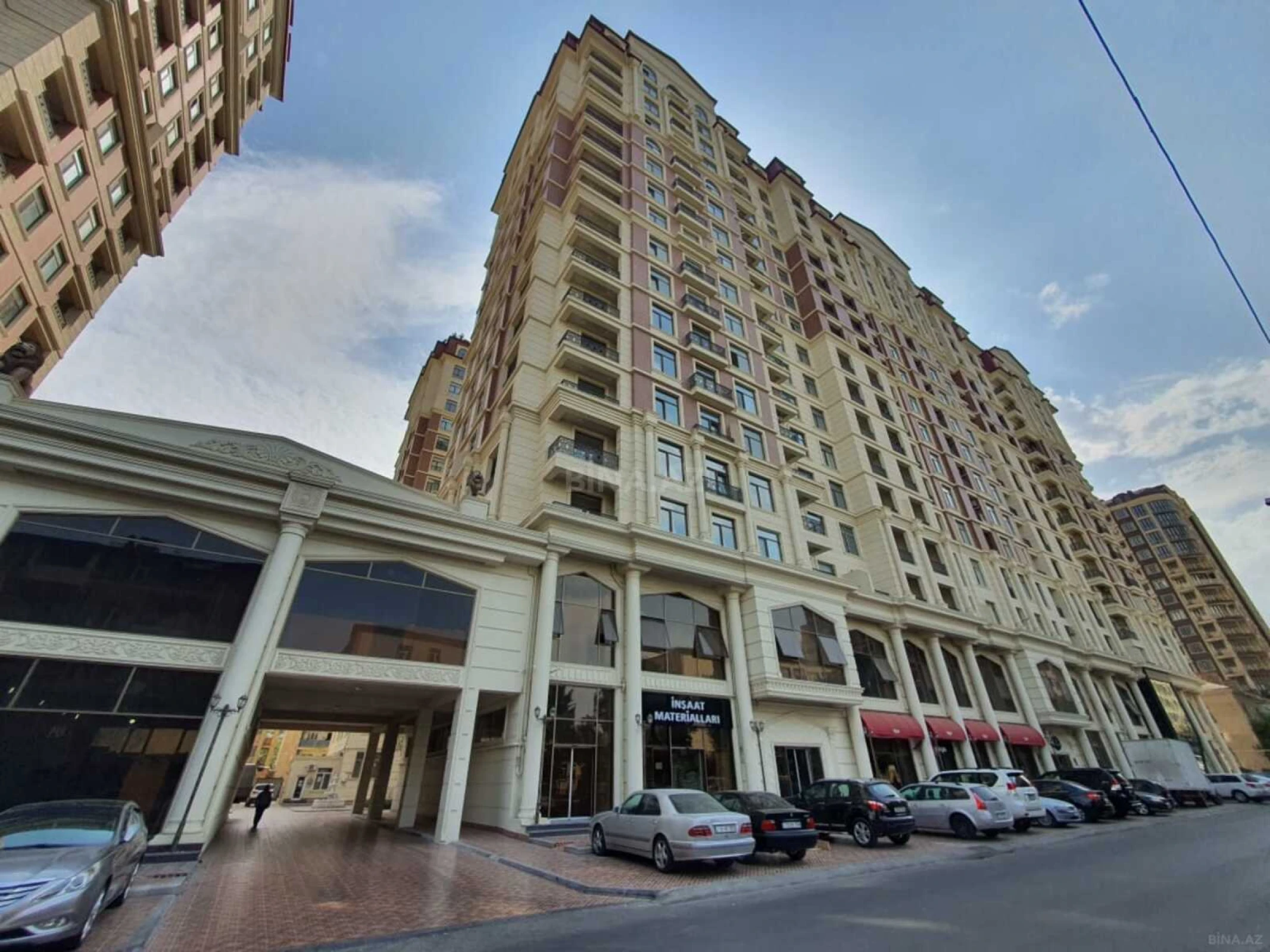 Satılır 4 otaqlı mənzil 205 m²