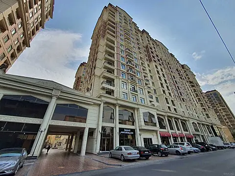 Satılır 4 otaqlı mənzil 205 m²