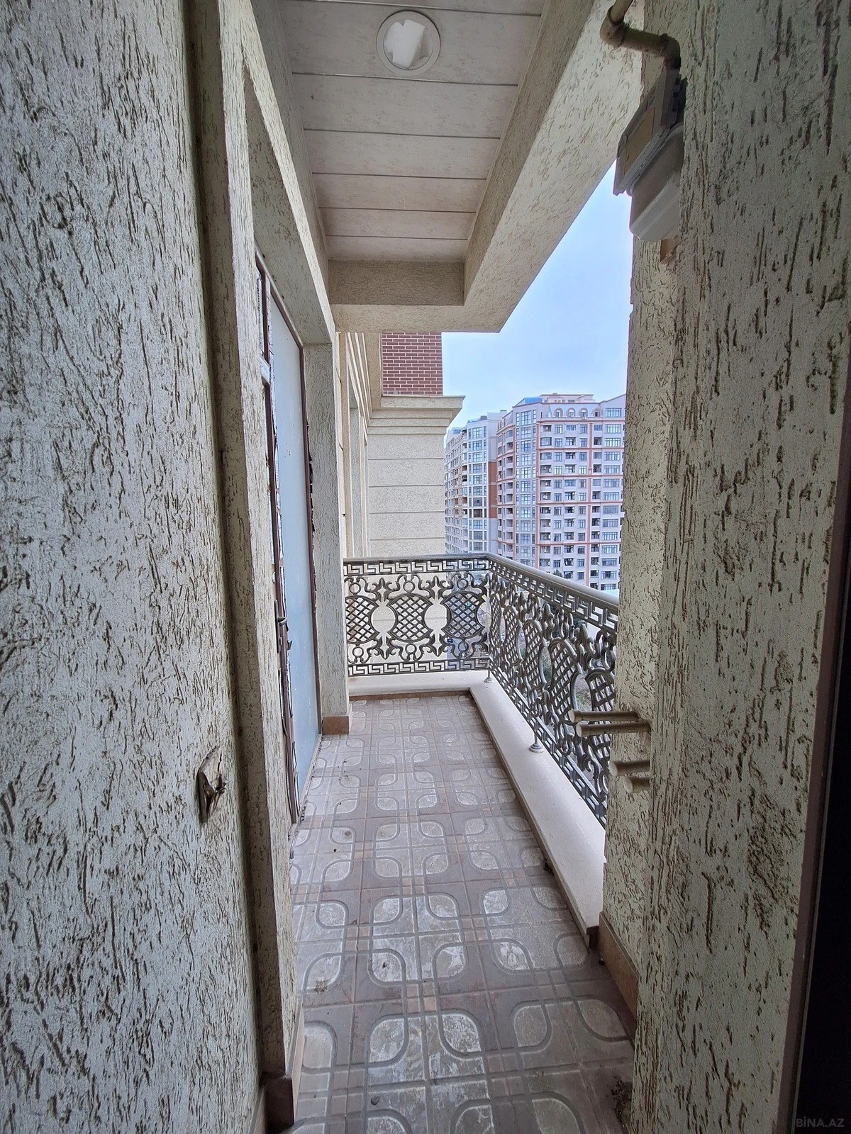 Satılır 4 otaqlı mənzil 205 m²