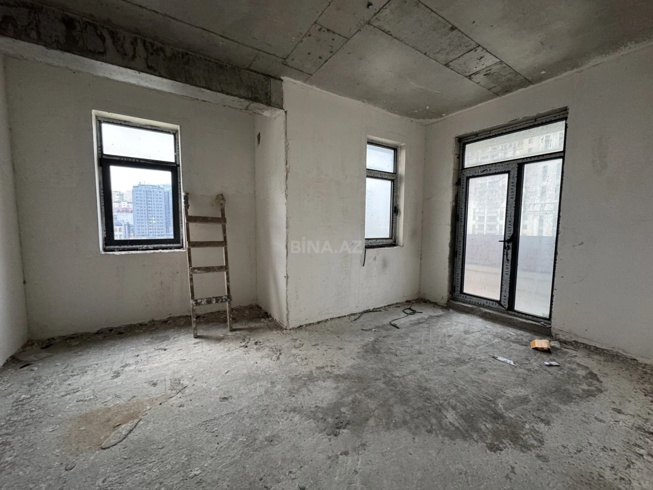 Satılır 3 otaqlı mənzil 147 m²