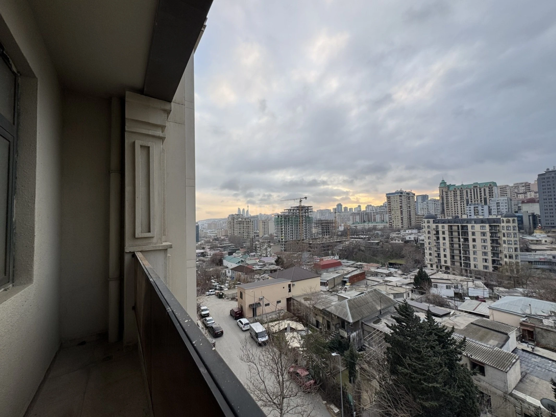 Satılır 3 otaqlı mənzil 147 m²