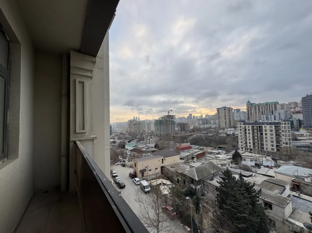 Satılır 3 otaqlı mənzil 147 m²