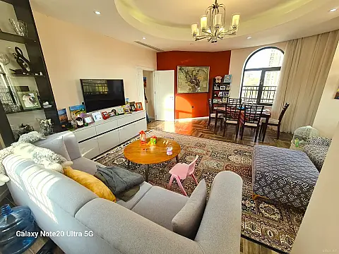Satılır 4 otaqlı mənzil 135 m²