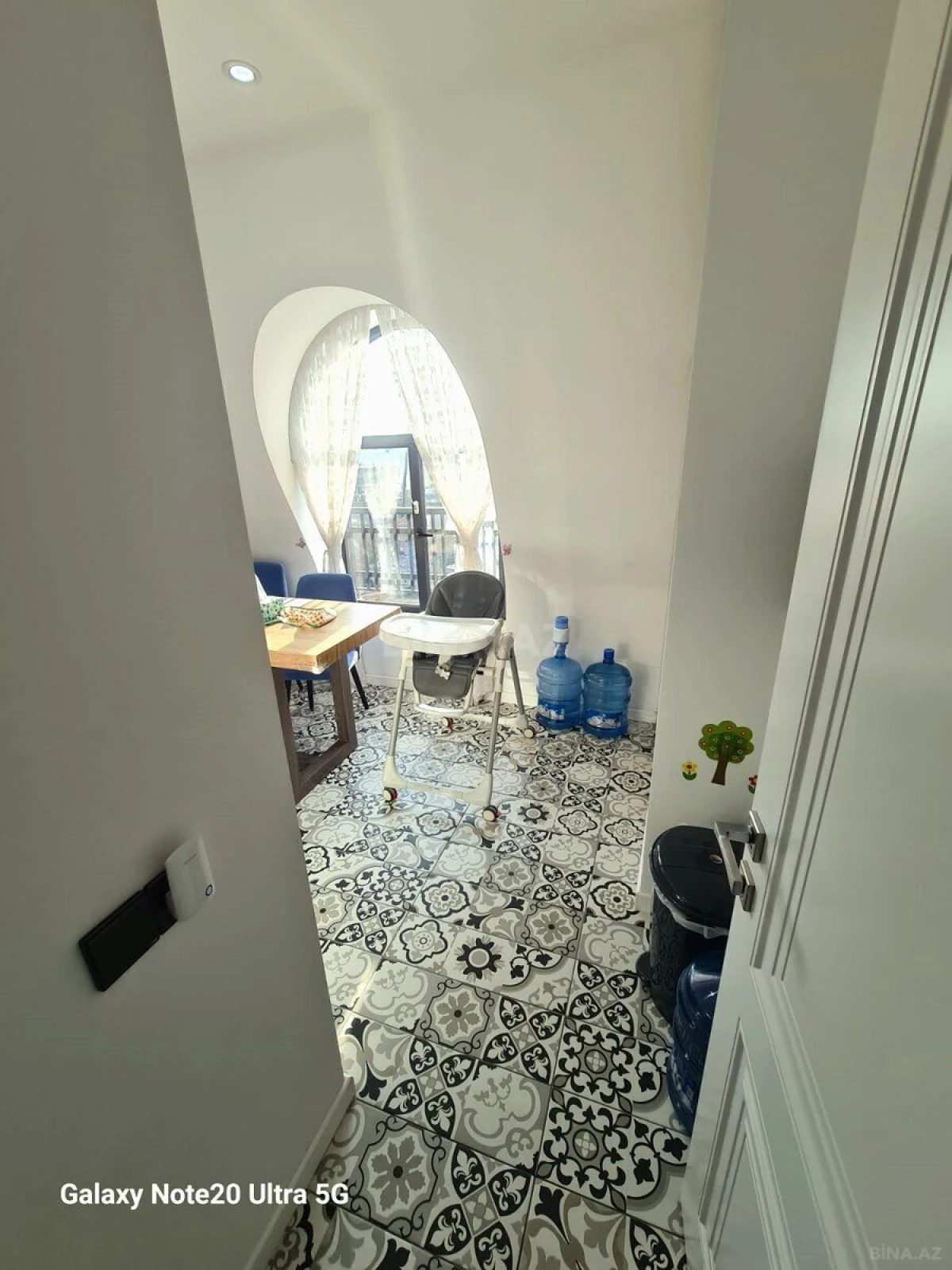 Satılır 4 otaqlı mənzil 135 m²