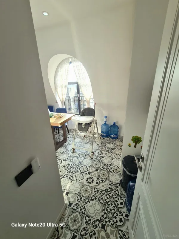 Satılır 4 otaqlı mənzil 135 m²