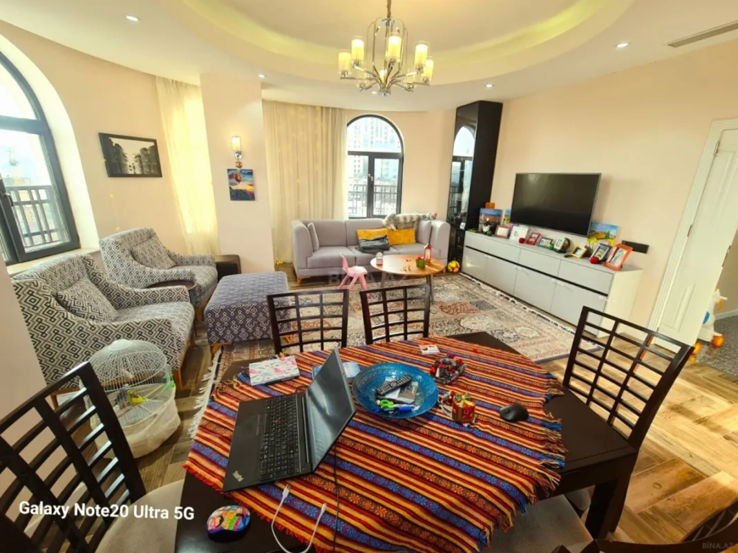 Satılır 4 otaqlı mənzil 135 m²