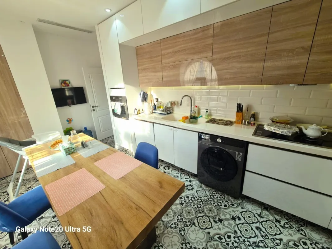 Satılır 4 otaqlı mənzil 135 m²