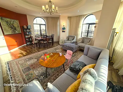 Satılır 4 otaqlı mənzil 135 m²