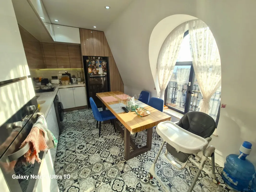 Satılır 4 otaqlı mənzil 135 m²