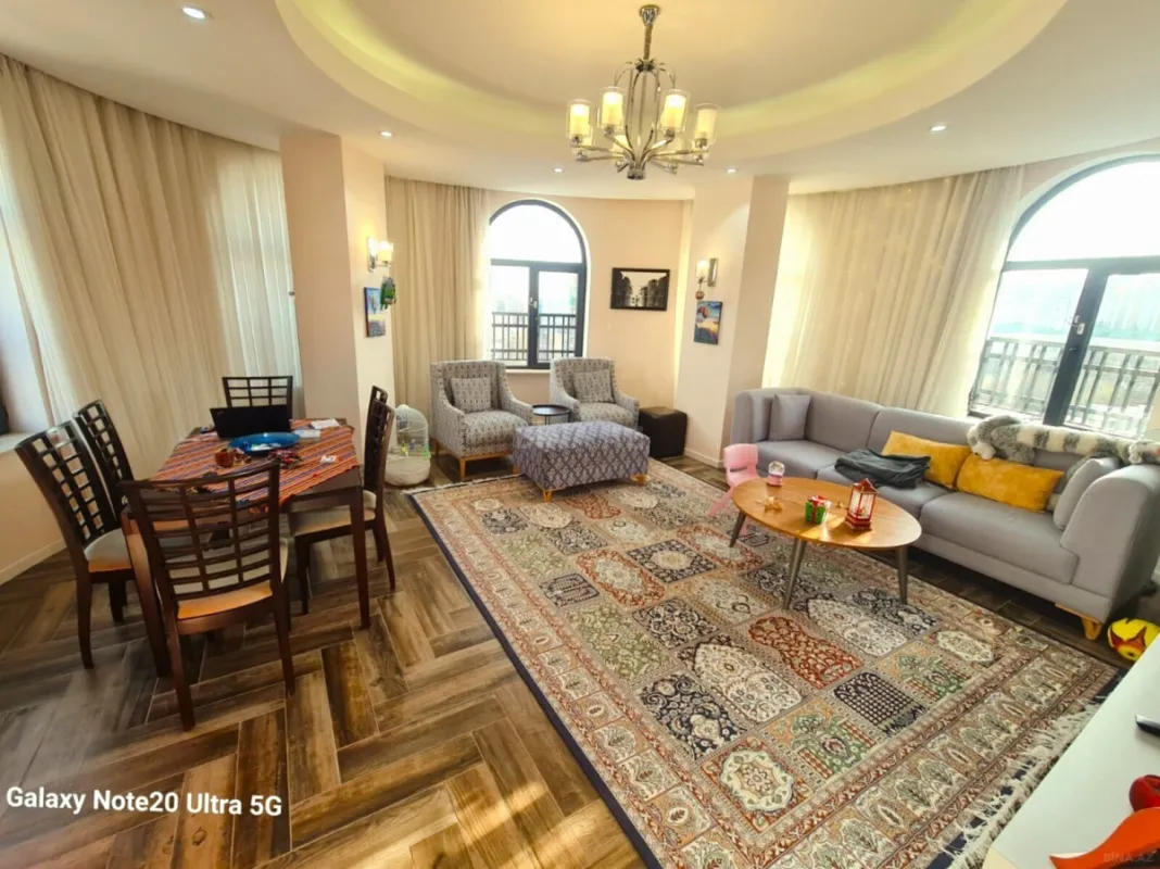 Satılır 4 otaqlı mənzil 135 m²
