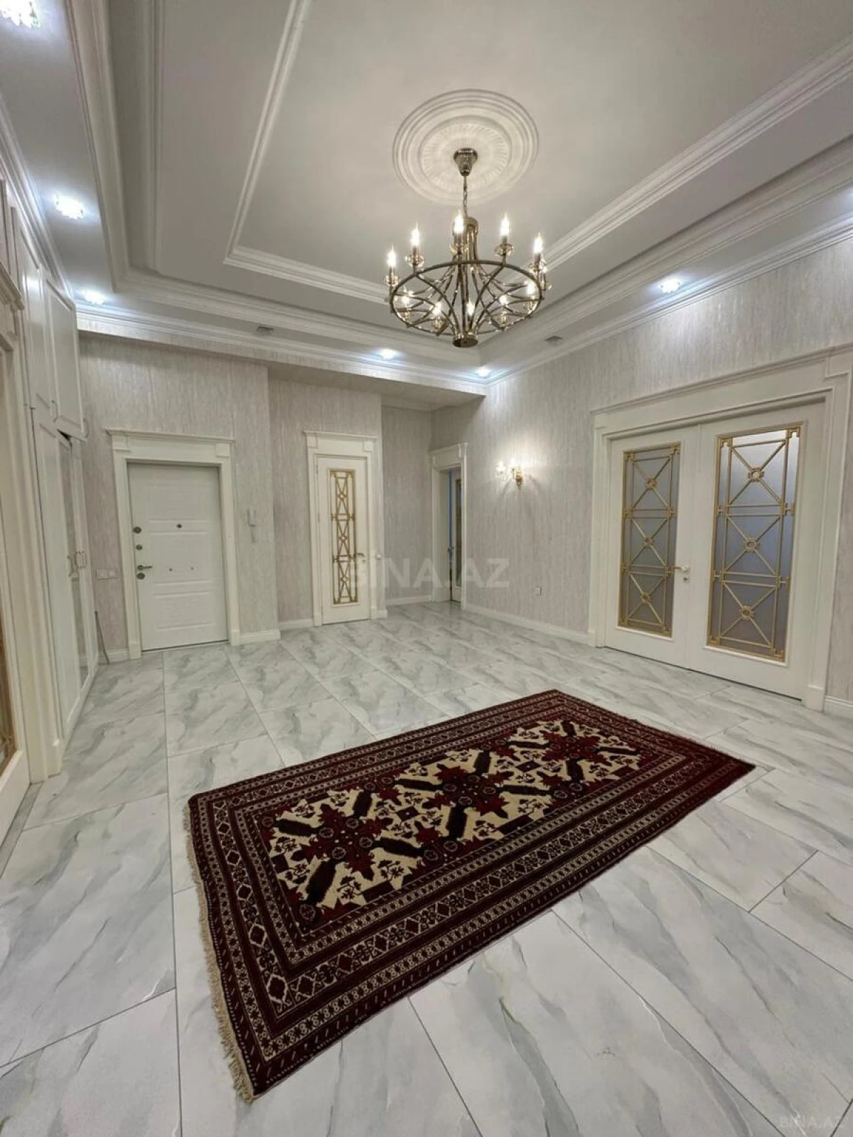 Satılır 4 otaqlı mənzil 230 m²